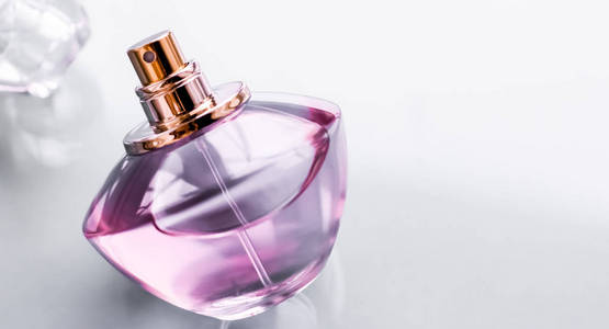 粉红色香水瓶在光泽的背景，甜美的花香，gl