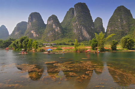 竹筏船桂林阳朔美丽的喀斯特山地竹筏景观.照片