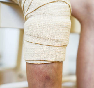 膝盖包扎的正确步骤图图片