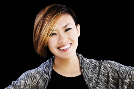 微笑肖像年轻亚裔美国女子短发