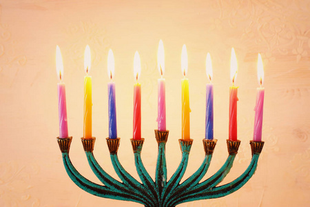 犹太节日光明节的宗教图像背景是烛台和蜡烛