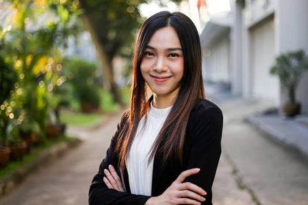 美丽的年轻女商人亚洲人微笑的肖像