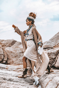 年轻的部落风格的女人，在户外有很多波西米亚的配饰