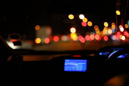 夜间道路交通堵塞，城市中汽车图像模糊