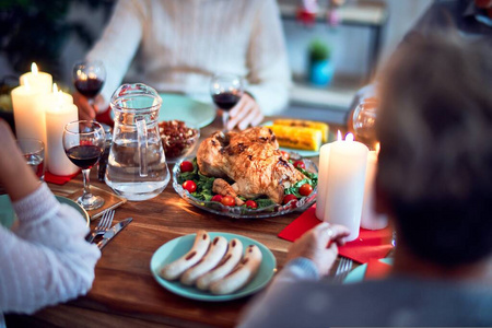女人 祖父母 吃饭 庆祝 假日 在室内 火鸡 圣诞节 感恩节