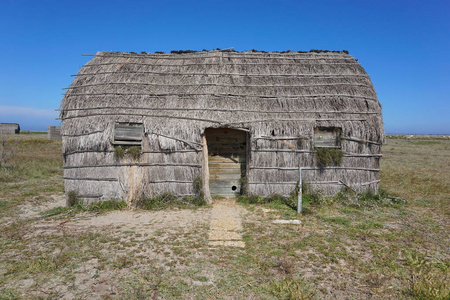 用法国芦苇做的传统渔夫小屋图片