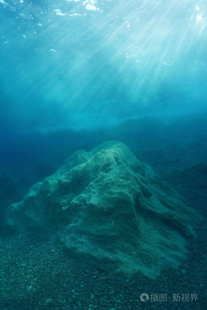 海底天然阳光下的岩石