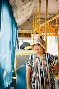 亚洲妇女在城市乘公共汽车旅行图片