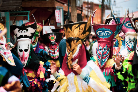 泰国洛伊-2017年9月24日:鬼节(phi ta khon照片