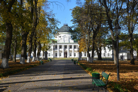 旅程。宫殿和公园合奏。秋天的乌克兰