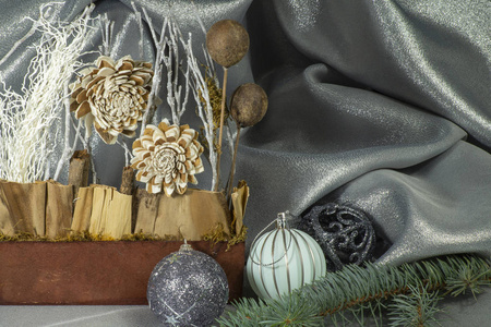 用圆锥体和织物装饰的圣诞装饰品