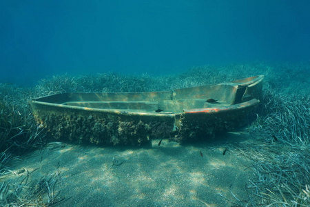 海床上一艘沉船照片