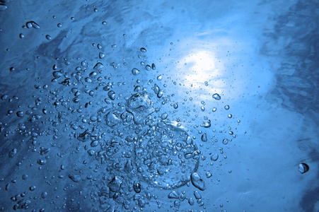 水面气泡水面下有气泡照片