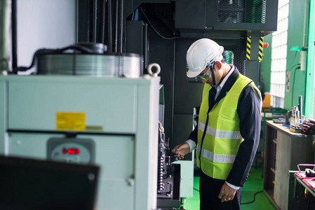 检验设备检验员经理检查工厂设备照片