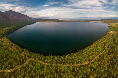 斯里尤德扬斯科湖鸟瞰图。贝加尔湖北部。