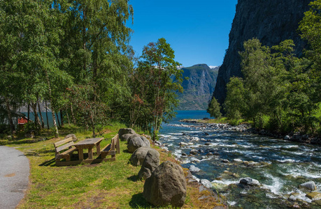 在Undridal山脉的河流上可以看到多云的天空，附近有Naerofjord，Gudvangen，Flam。挪威。