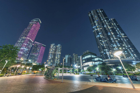 夜间香港市中心的天际线