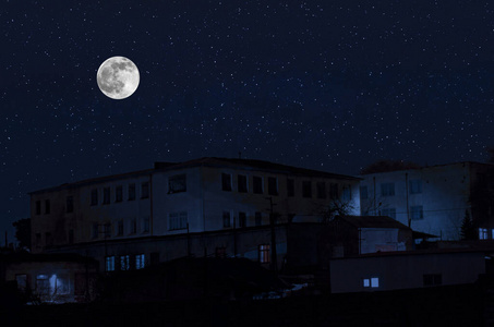 秋天的夜晚, 意大利在月光下的夜晚有鬼魂的老房子,或者在雾中被遗弃