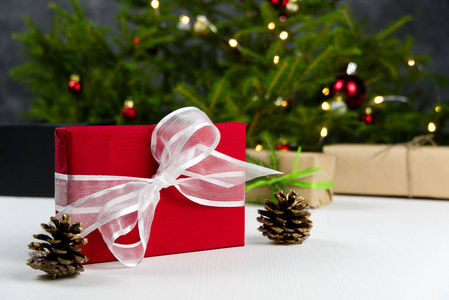 美丽的圣诞作文。以圣诞树为背景的礼品盒和圣诞装饰。圣诞节背景为您的贺卡与空间的文字。