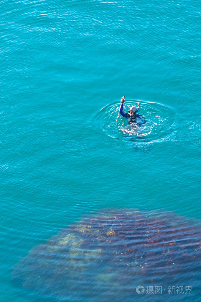潜水员在黑海捕鱼纯硒表面