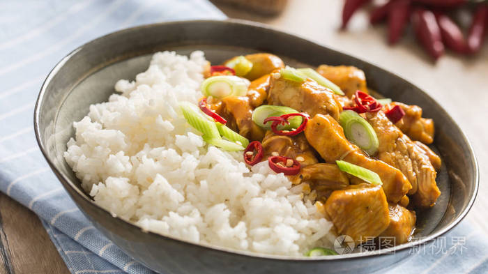 鸡肉咖喱米饭红洋葱碗