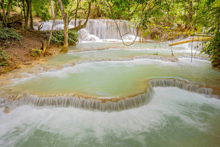 位于亚洲中南半岛老挝琅勃拉邦附近的大匡寺瀑布系统中的水池和瀑布。