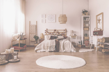舒适潮湿的卧室，白色木制家具，特大号床，枕头和毯子