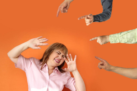 汹汹,气势汹汹,气势汹汹,气势汹汹的女人手中,用暴力的手势指责她照片