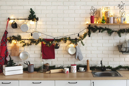 室内白色厨房，带灯和红色圣诞装饰