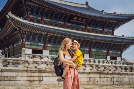 韩国的母子游客。韩国首尔的庆功宫广场。韩国旅游概念。儿童旅游概念