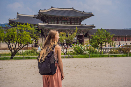 韩国女游客。韩国首尔的庆功宫广场。韩国旅游概念