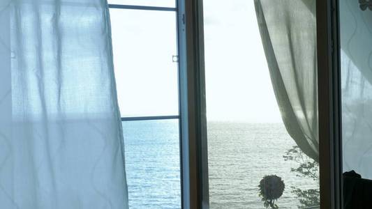 风吹动窗帘图片