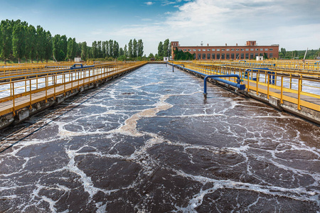 用活性污泥对污水进行生物净化和净化的池或池.