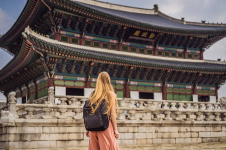 韩国女游客。韩国首尔的庆功宫广场。韩国旅游概念