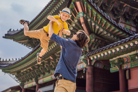 爸爸和儿子在韩国旅游。韩国首尔的庆功宫广场。韩国旅游概念。儿童旅游概念