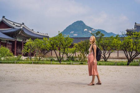 韩国女游客。韩国首尔的庆功宫广场。韩国旅游概念