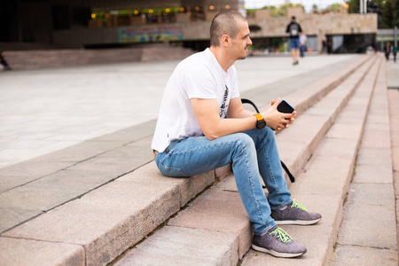 在楼梯上的男人图片