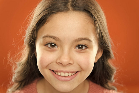 小女孩笑得很开心,很漂亮.可爱的美女模特,带着可爱的微笑.