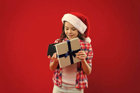 我在等。新年晚会。圣诞老人小子。戴着圣诞老人红帽子的小女孩。圣诞礼物。童年。寒假快乐。小女孩。圣诞购物。平安夜