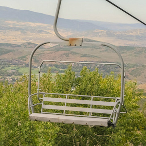 方框特写椅子升降机与鸟瞰公园城滑雪场在淡季