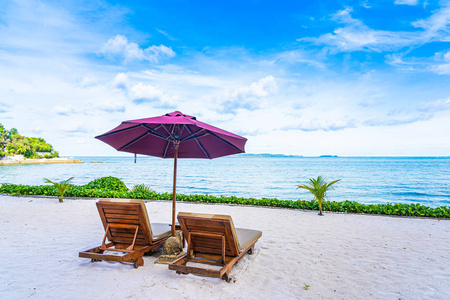 美丽的海滩海景，空椅子甲板和