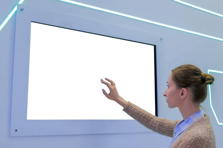 女性触摸展会上空白的白色展示墙白色屏幕概念