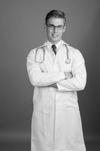 年轻帅哥医生的画像，戴着黑白眼镜