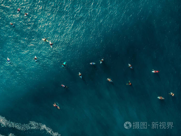 鸟瞰冲浪者和海浪在水晶海俯视图