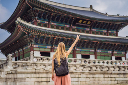 韩国女游客。韩国首尔的庆功宫广场。韩国旅游概念