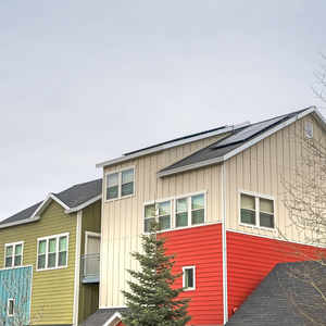 别墅外墙彩色外墙的方形联排别墅,冬季天空背景多云照片