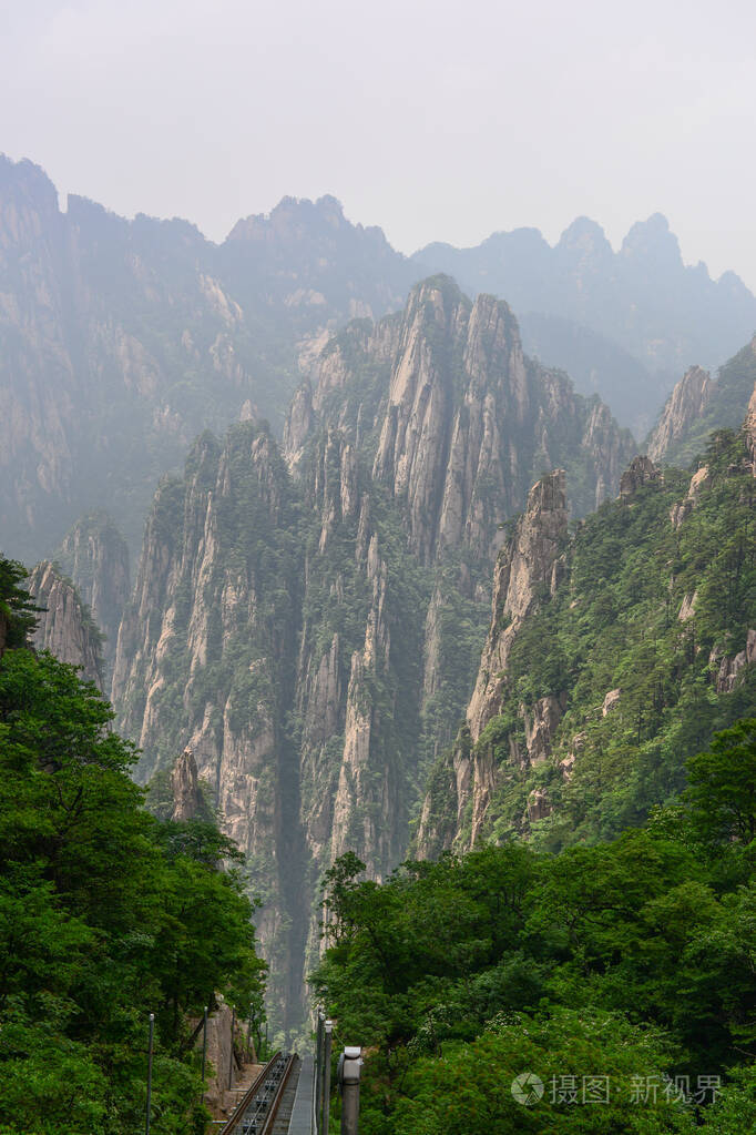 黄色的山山黄山中国东部安徽省南部的一座山脉