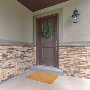 带有特色石墙的房子的方形框架入口门照片