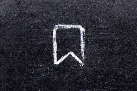 白色粉笔手绘在黑色板背景上的带状横幅形状
