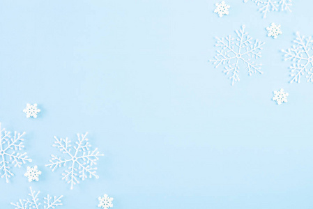 圣诞背景概念。在浅蓝色粉彩背景上的雪花圣诞球俯视图。